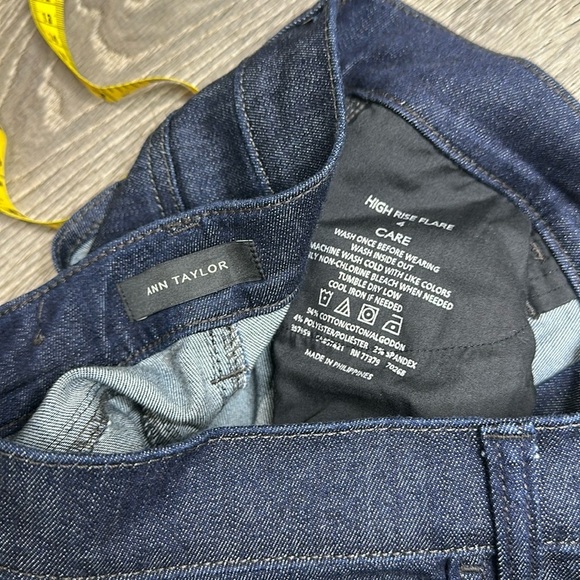 Ann Taylor Women’s High Rise Flare Jeans in Classic Rinse Wash Sz 4 - Picture 4 of 11
